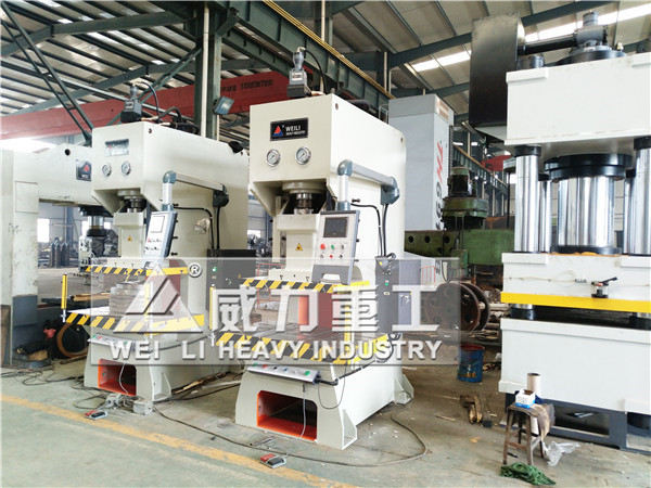 100噸液壓沖床車(chē)間實(shí)物圖