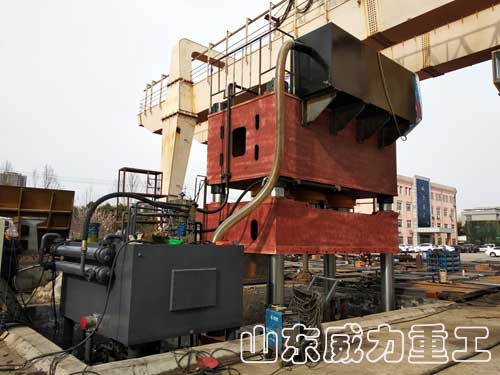 2000噸玻璃鋼保險(xiǎn)杠成型油壓機(jī)裝配現(xiàn)場(chǎng)