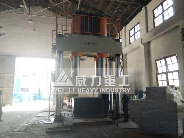 2000噸四柱油壓機(jī)客戶(hù)現(xiàn)場(chǎng)圖