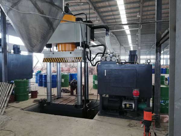 耐火磚成型油壓機客戶現(xiàn)場