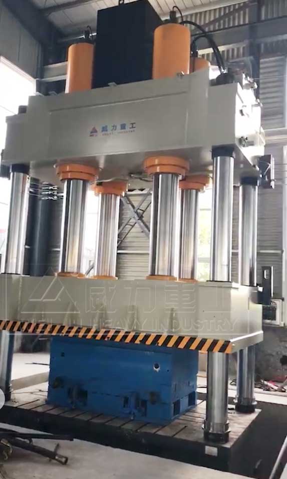 1600噸四柱油壓機(jī)客戶現(xiàn)場圖
