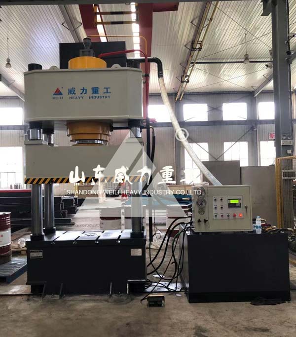 400噸四柱油壓機(jī)客戶現(xiàn)場(chǎng)圖
