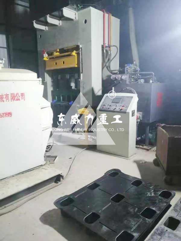 1000噸龍門框架式液壓機(jī)