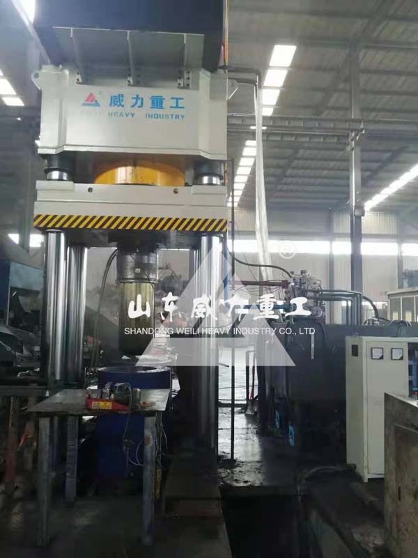 石墨坩堝油壓機(jī)客戶現(xiàn)場(chǎng)圖