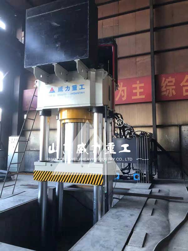 1500噸四柱油壓機客戶安裝現(xiàn)場圖