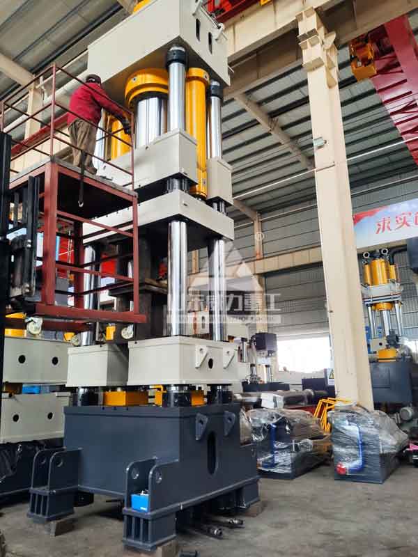 YW78-800T四柱油壓機(jī)裝配現(xiàn)場圖